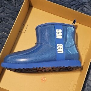 NWT UGG Clear Mini Blue Boots Stylish and Cozy Big Kids Size 5